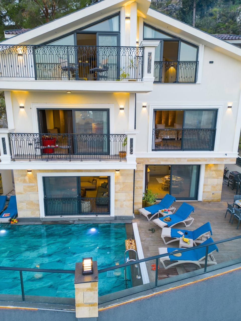 Property building, Balcony/Terrace, Swimming pool, sunbed