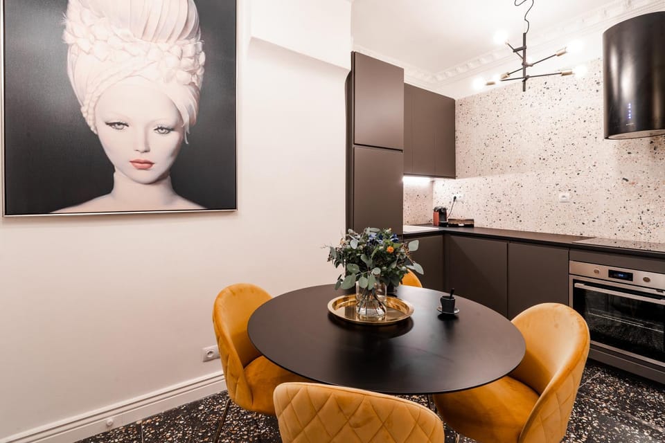 Kitchen or kitchenette, Dining area