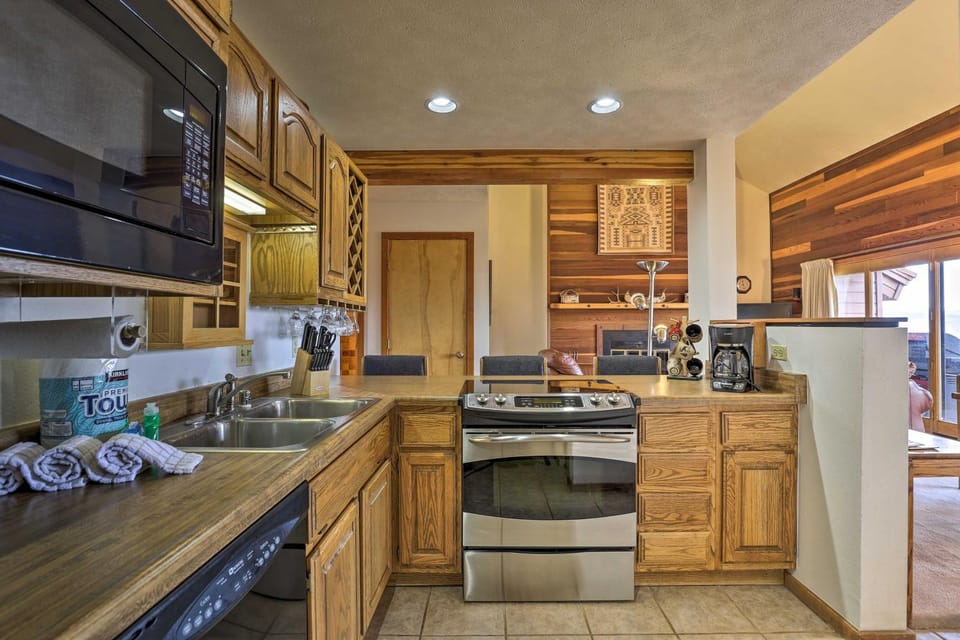 Resort Perks and Trail Access Silverthorne Condo! Apartment in Wildernest