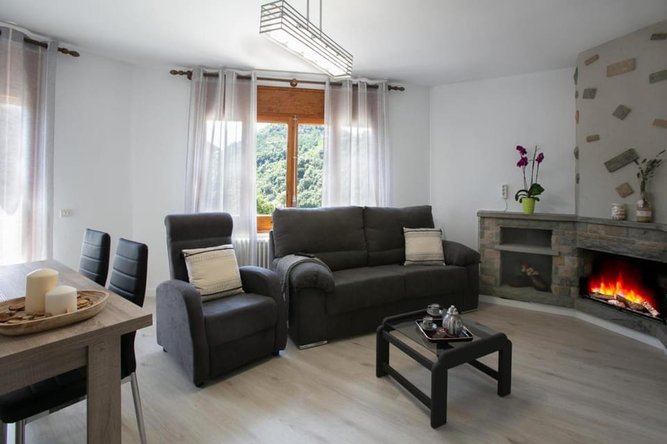 TV and multimedia, Balcony/Terrace, Living room, Photo of the whole room, Decorative detail, Dining area