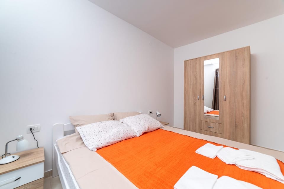 Bed, TV and multimedia, Bedroom