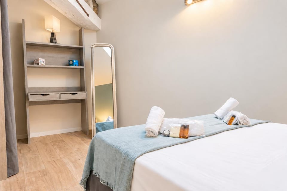 Bed, Photo of the whole room, Bedroom, towels