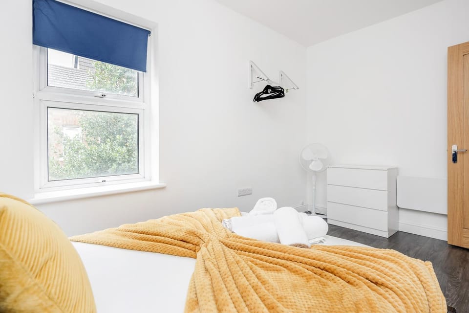 Bed, Living room, Photo of the whole room, Bedroom, towels