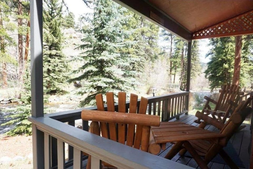 Riverfront Mountain Cottage Retreat Villa in Estes Park