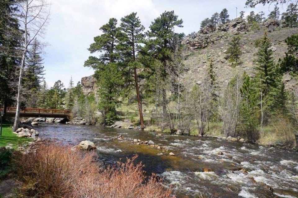 Riverfront Mountain Cottage Retreat Villa in Estes Park