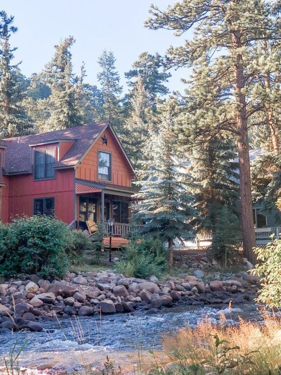 Riverfront Mountain Cottage Retreat Villa in Estes Park