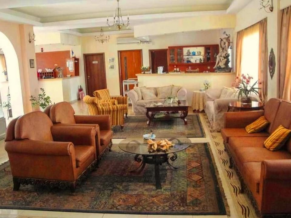Communal lounge/ TV room, Living room, Seating area, Dining area