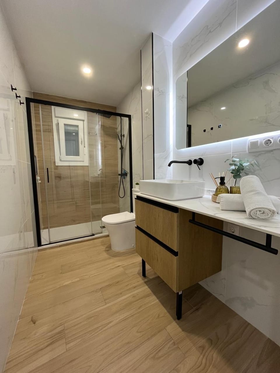 Shower, Bathroom, hair dryier, towels
