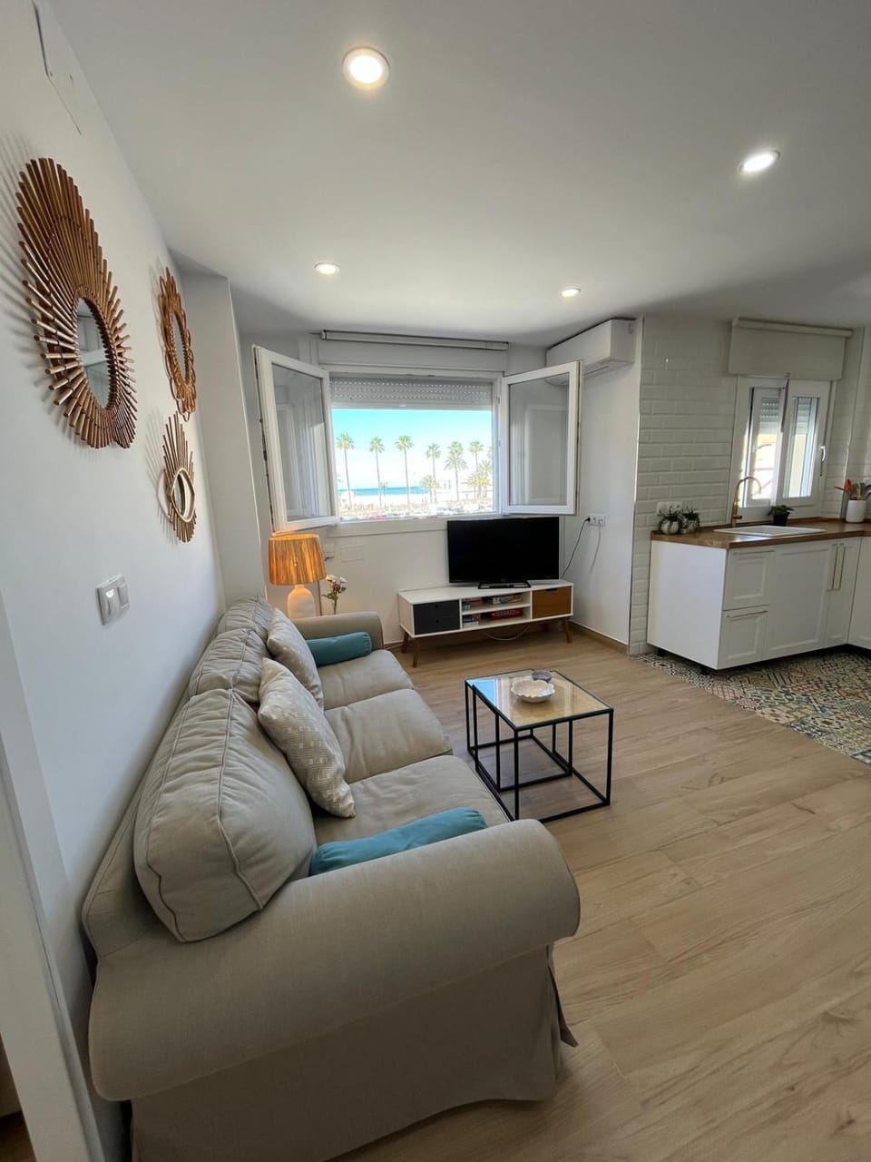 TV and multimedia, Kitchen or kitchenette, Living room, Seating area, Sea view, internet, air conditioner