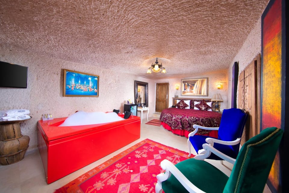 Bed, Hot Tub, Massage, TV and multimedia, Photo of the whole room, Decorative detail, towels