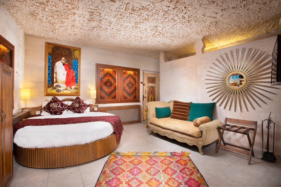 Bed, Photo of the whole room, Decorative detail, Seating area, Dining area