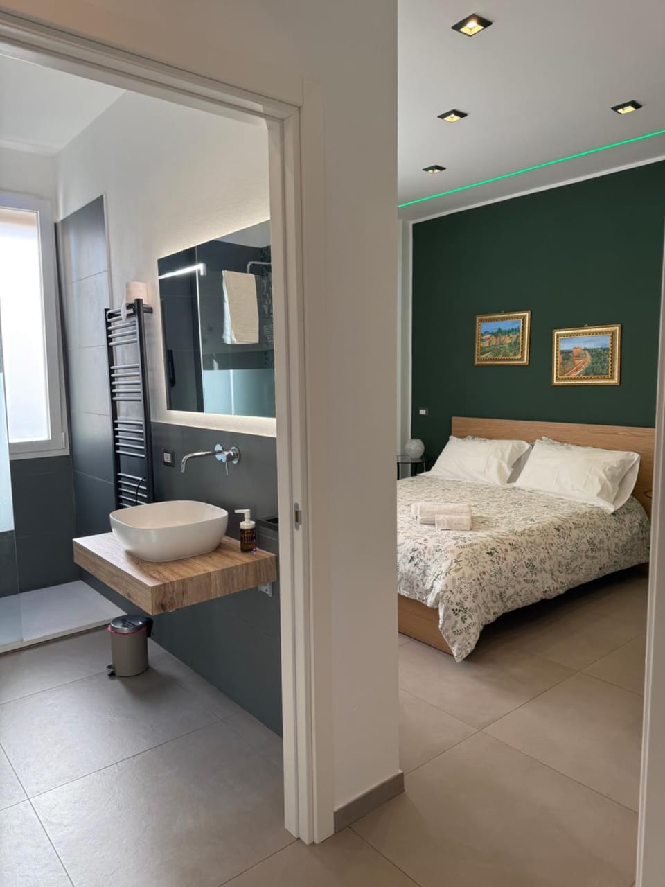 Bed, Bathroom, Photo of the whole room, Bedroom, towels