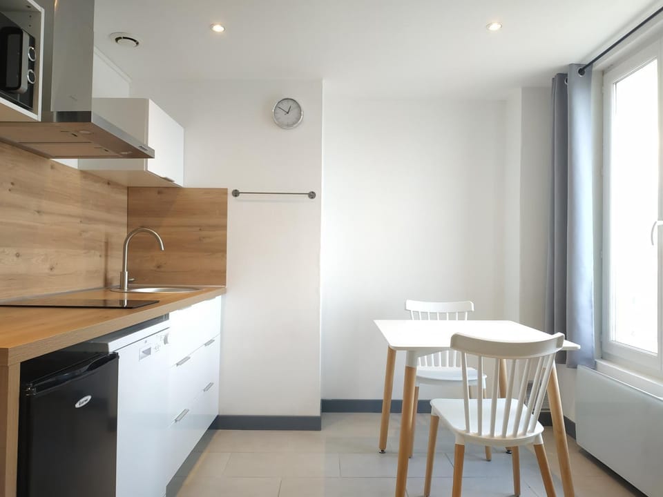 Kitchen or kitchenette, Dining area