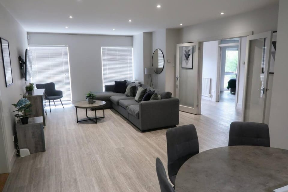 3 BR Bungalow close to Peak District with Garden House in Sheffield