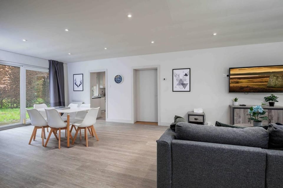 3 BR Bungalow close to Peak District with Garden House in Sheffield