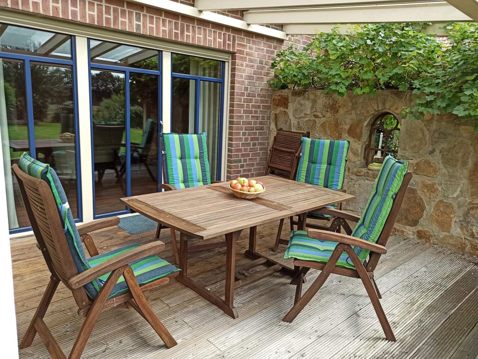 Spring, Garden, Seating area, Dining area