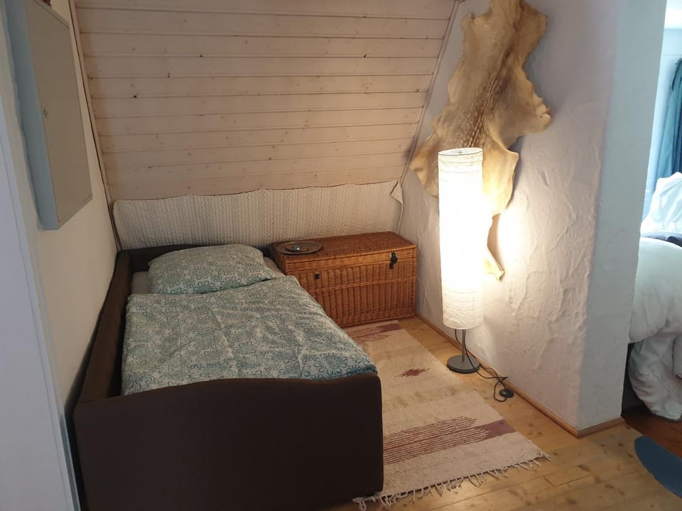 Bed, Dining area