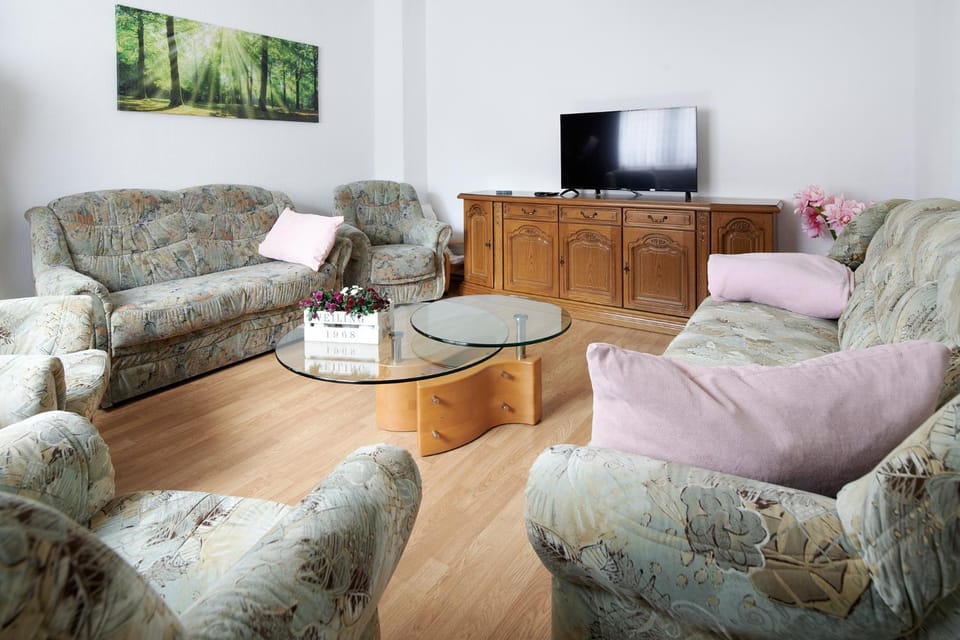 Living room, Photo of the whole room