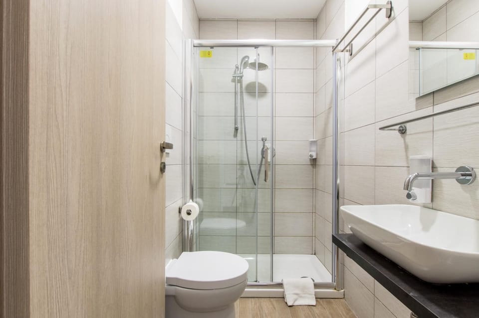 Shower, Toilet, Bathroom, towels