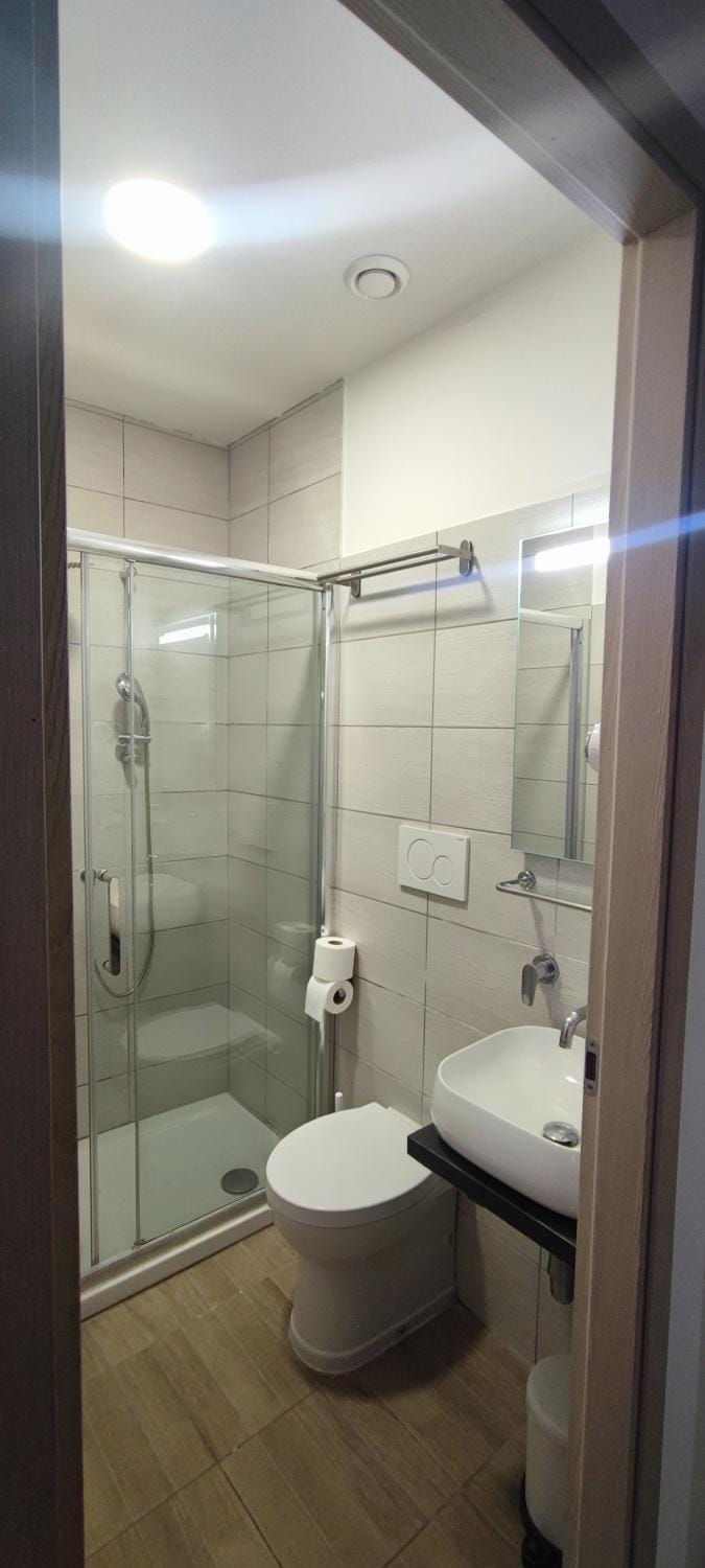 Shower, Toilet, Bathroom, towels