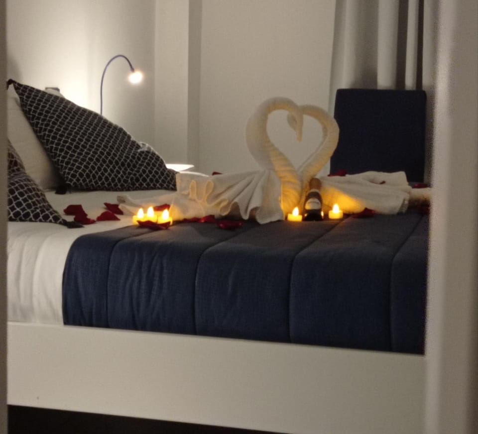 Bed, Photo of the whole room, Decorative detail, Bedroom