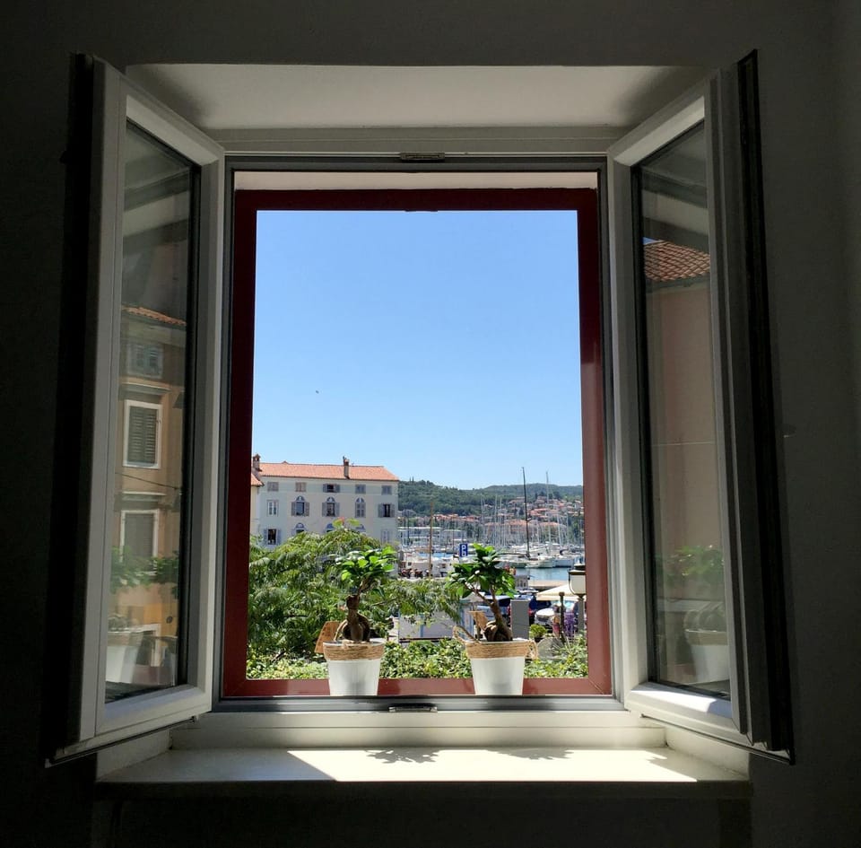 Kitchen or kitchenette, Sea view