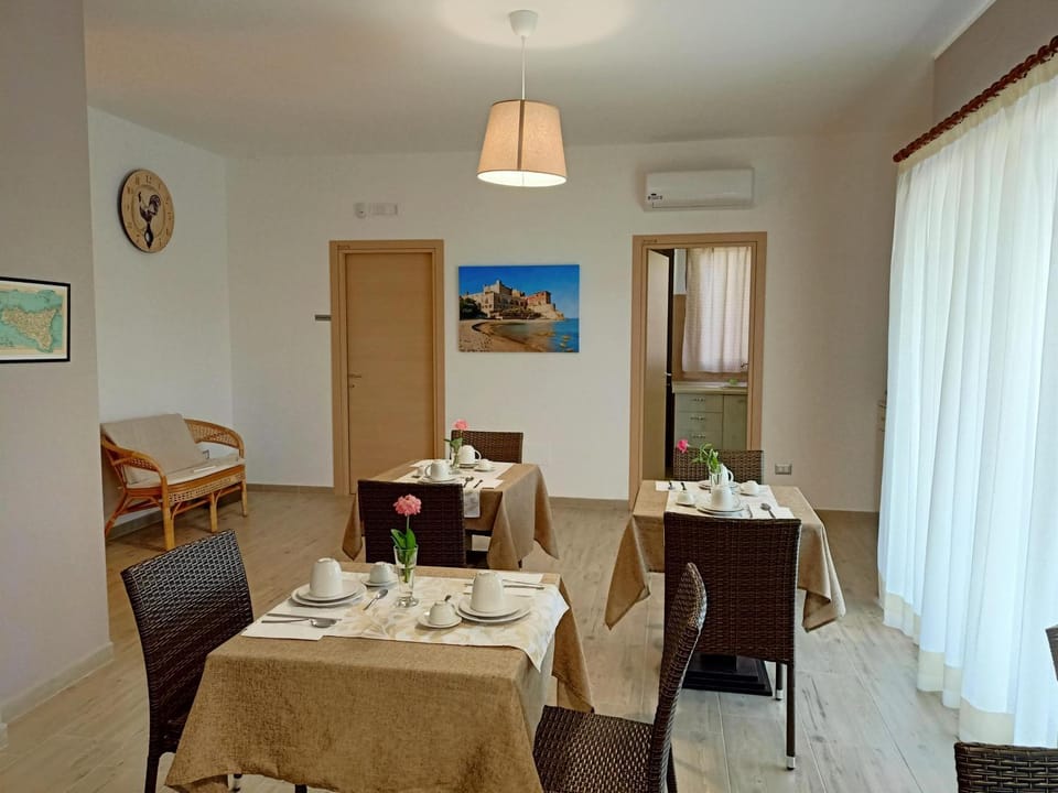 Restaurant/places to eat, Dining area, Breakfast