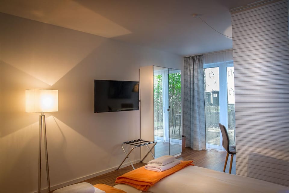 Bed, TV and multimedia, Living room, Photo of the whole room, Seating area, Bedroom