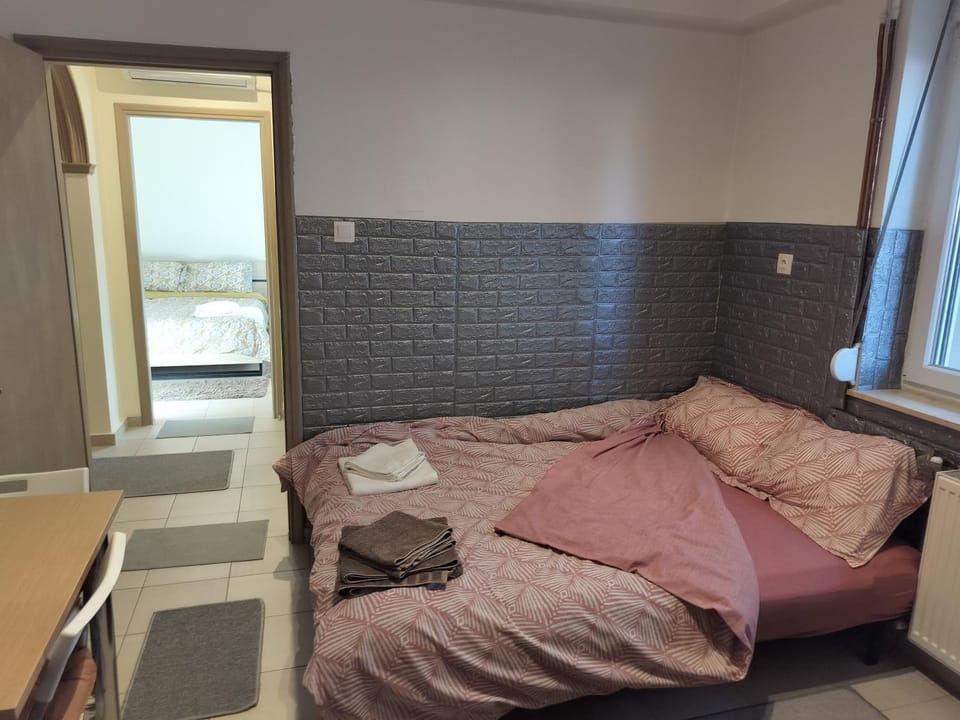 Bedroom, kitchen