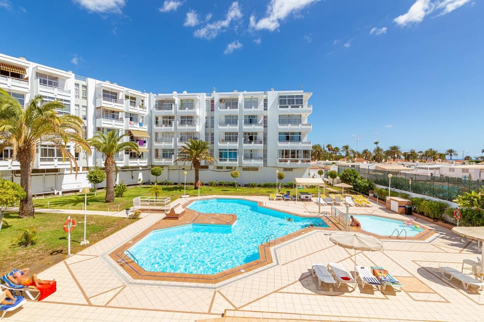 Property building, Day, Swimming pool