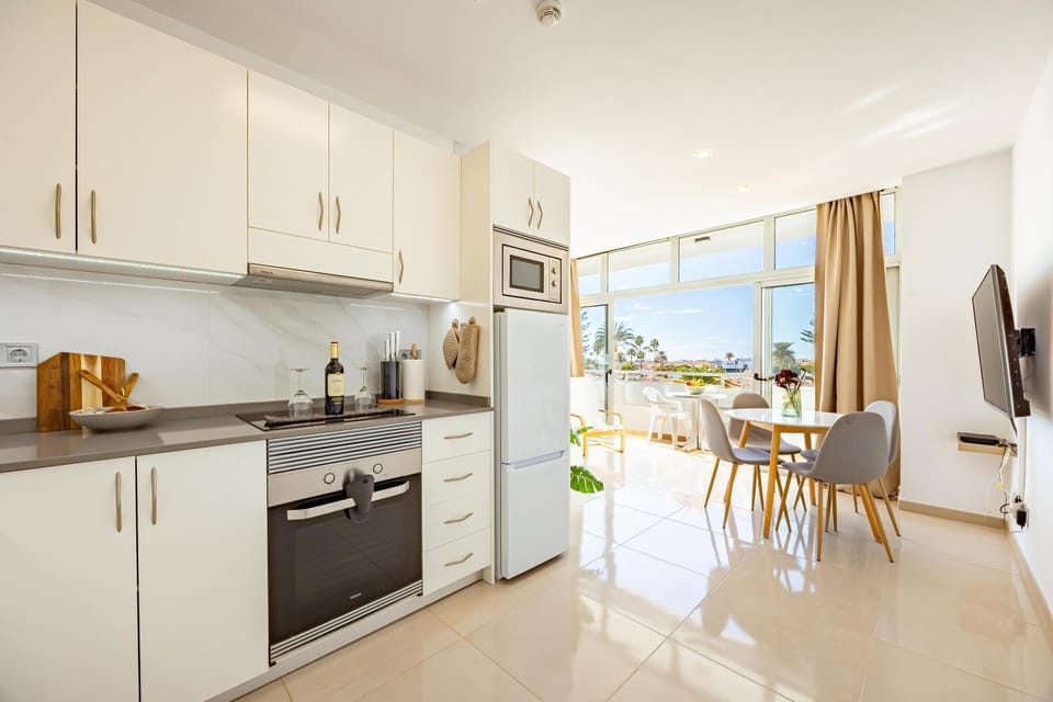 TV and multimedia, Kitchen or kitchenette, Dining area, oven, stove