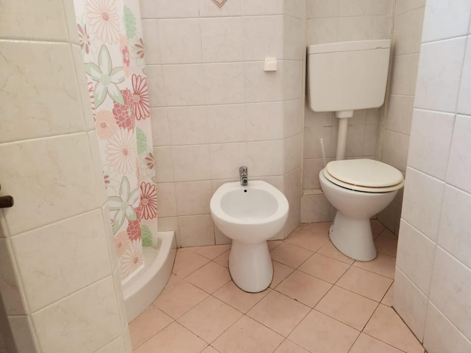 Toilet, bidet