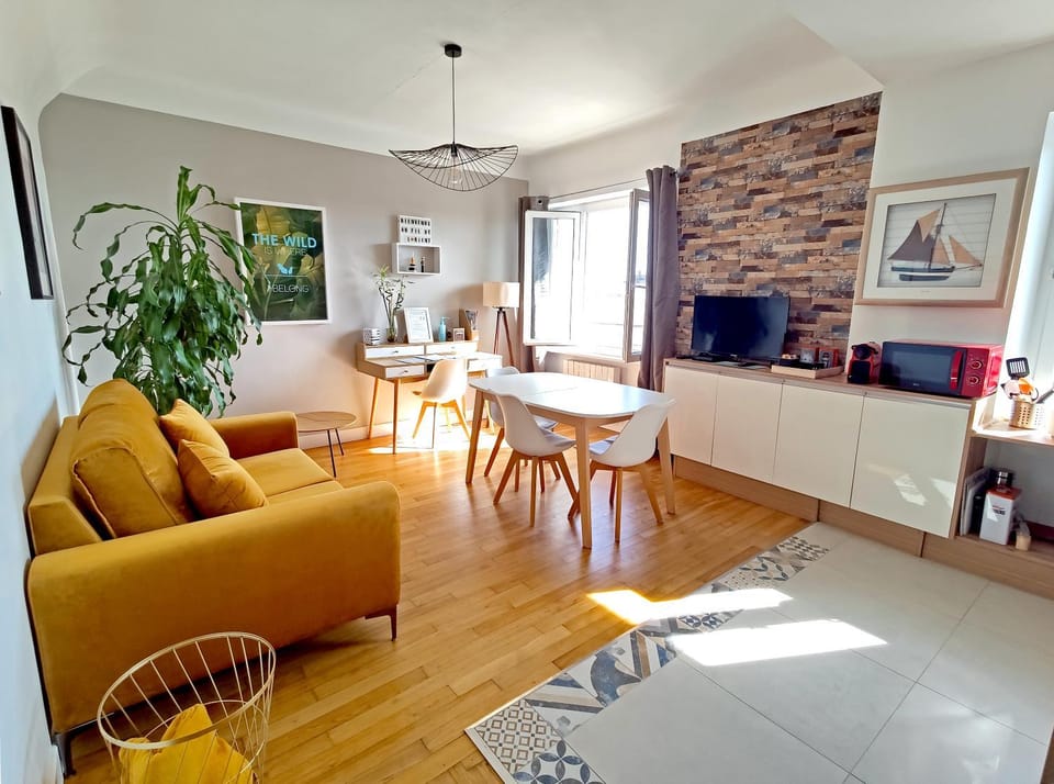 TV and multimedia, Seating area, Dining area