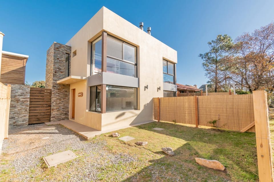 BAHIA SAN FRANCISCO, casa Gaviotas, a 80 metros del mar, Uruguay House in Piriápolis