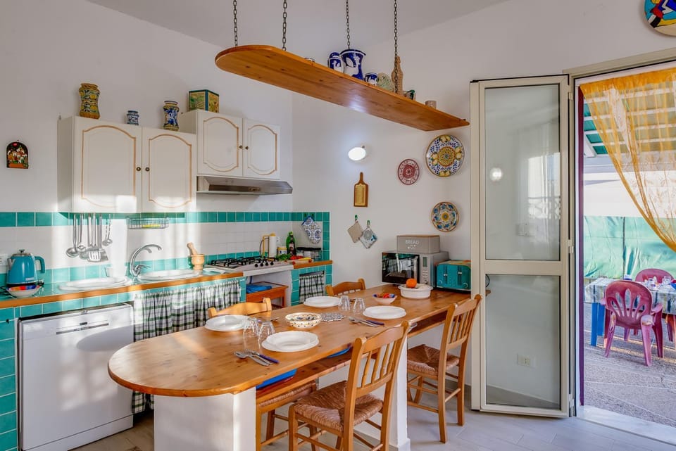 Kitchen or kitchenette, Living room, Seating area, Dining area, stove