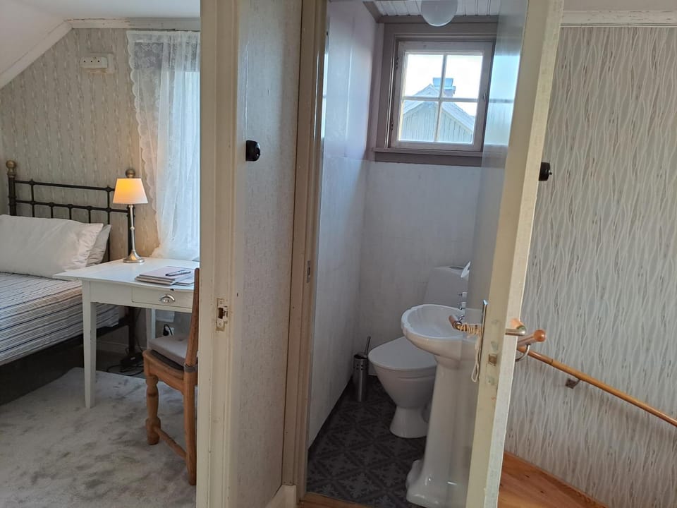 Toilet, Bed, Bedroom