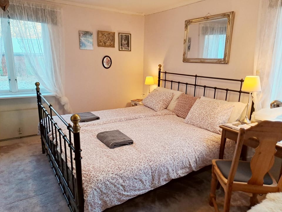 Bed, Bedroom, Garden view