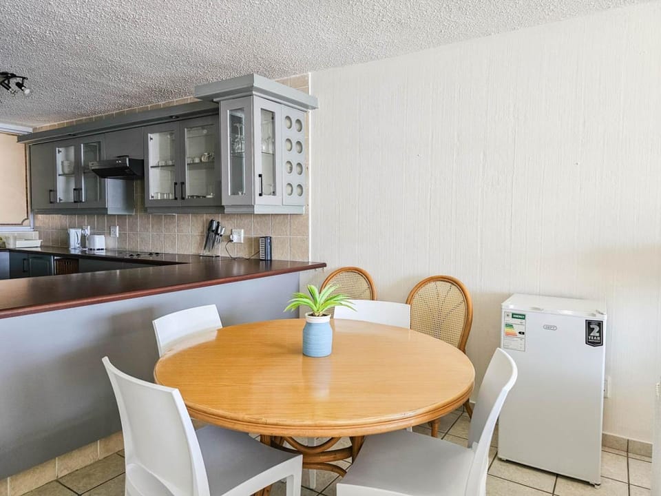 Kitchen or kitchenette, Dining area, oven, stove