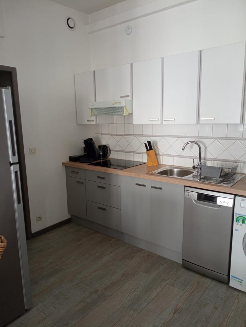 Kitchen or kitchenette, dishwasher, minibar, stove