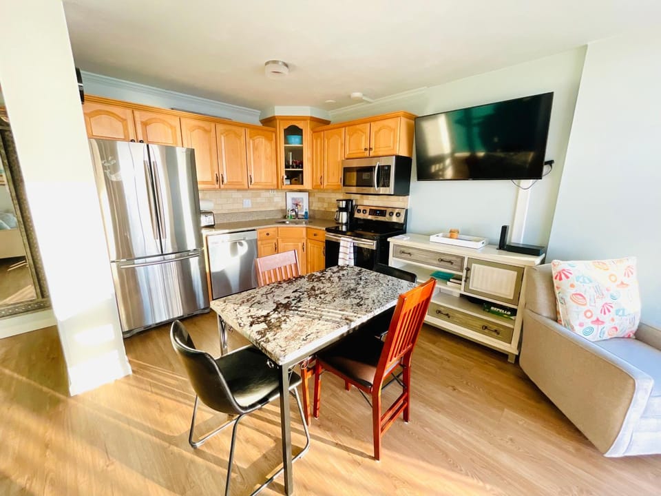 TV and multimedia, Kitchen or kitchenette, Seating area, Dining area, Communal kitchen