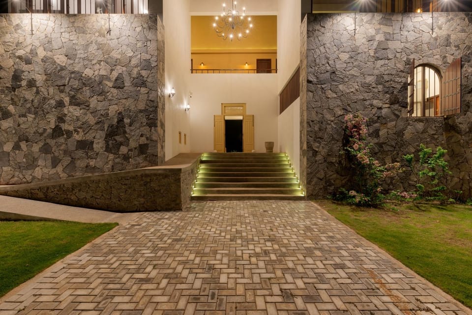 Facade/entrance