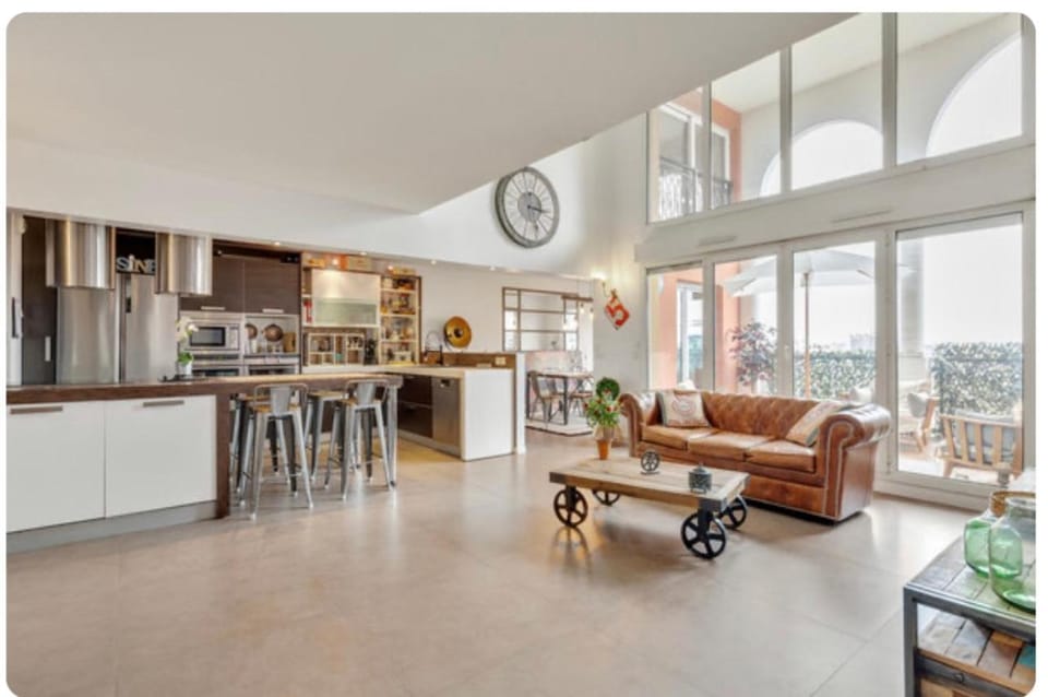 Bed and Breakfast Luxe Paris Vacation rental in Courbevoie