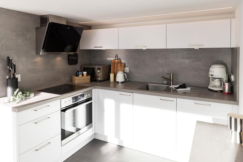 Coffee/tea facilities, oven