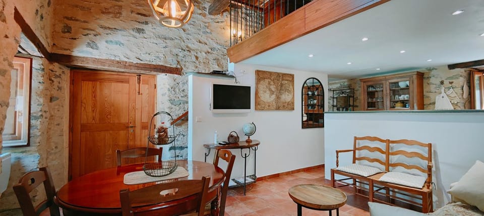 TV and multimedia, Kitchen or kitchenette, Living room, Seating area, Dining area