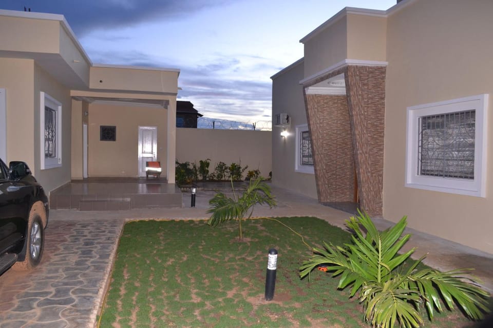 Villa Moderne Spacieuse avec Piscine Privée, 3Ch et 3SdB Villa in Thiès Region, Senegal