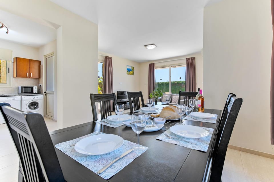 Kitchen or kitchenette, Living room, Seating area, Dining area, minibar, pet friendly