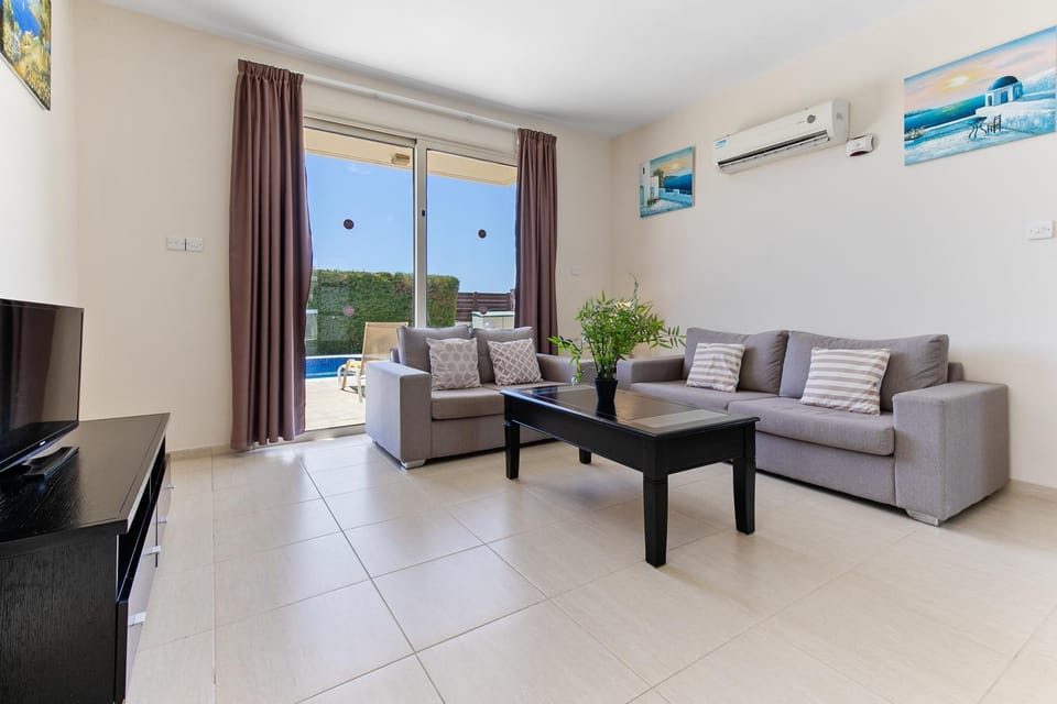 TV and multimedia, Living room, Seating area, air conditioner