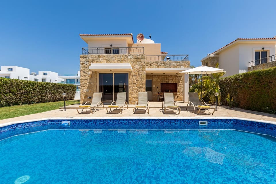 Property building, Patio, Day, Pool view, Swimming pool, sunbed