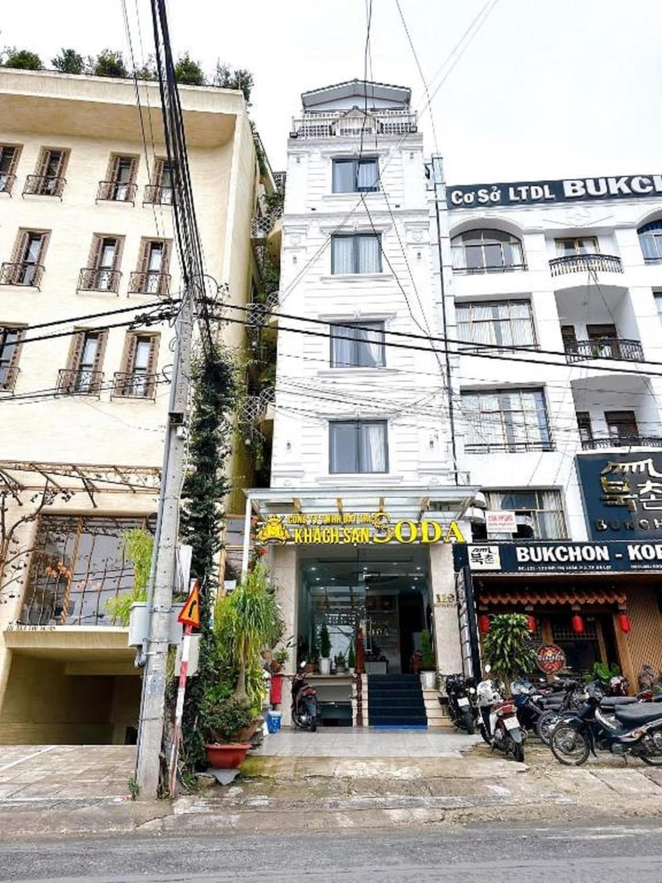 Property building, Day, Neighbourhood, City view, Street view, Location, Parking