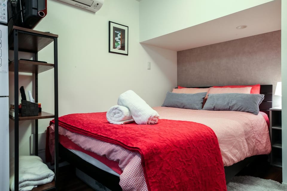 Bed, TV and multimedia, Bedroom, towels